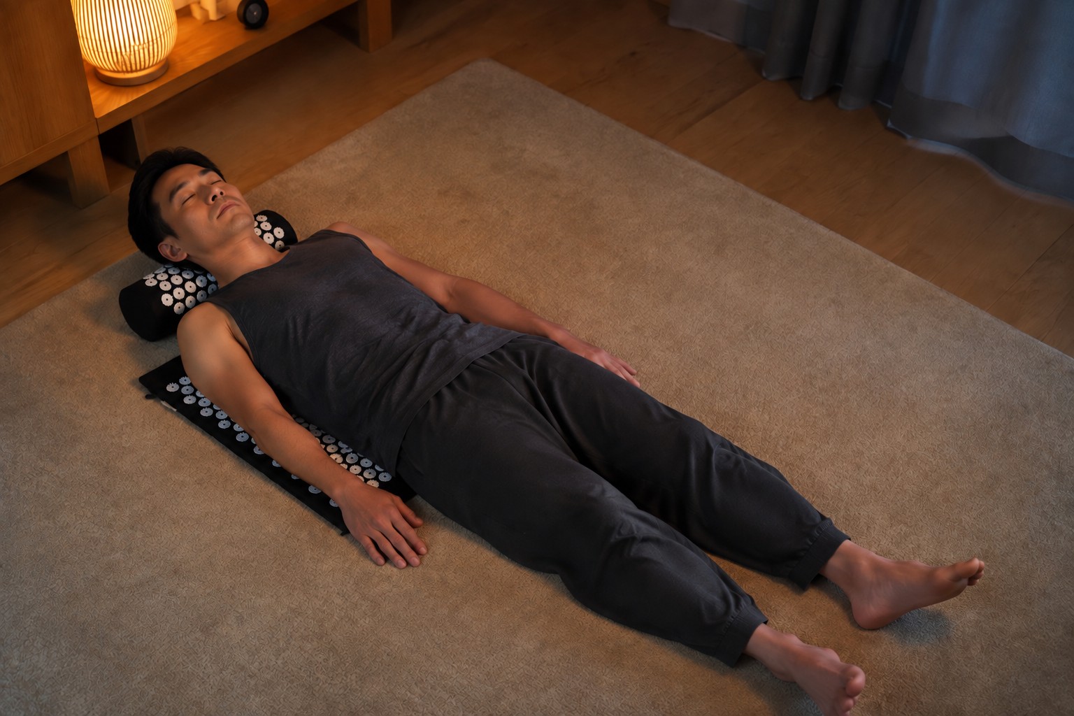 薄手のノースリーブ姿で、夜にHARIRUを使う男性の使用イメージ